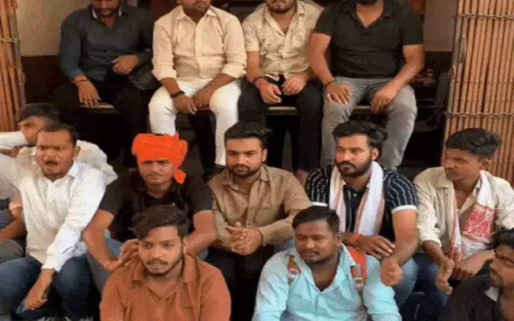 काशी विद्यापीठ में गार्ड की पिटाई, कार्रवाई न होने पर छात्रों संग धरने पर बैठा पीड़ित