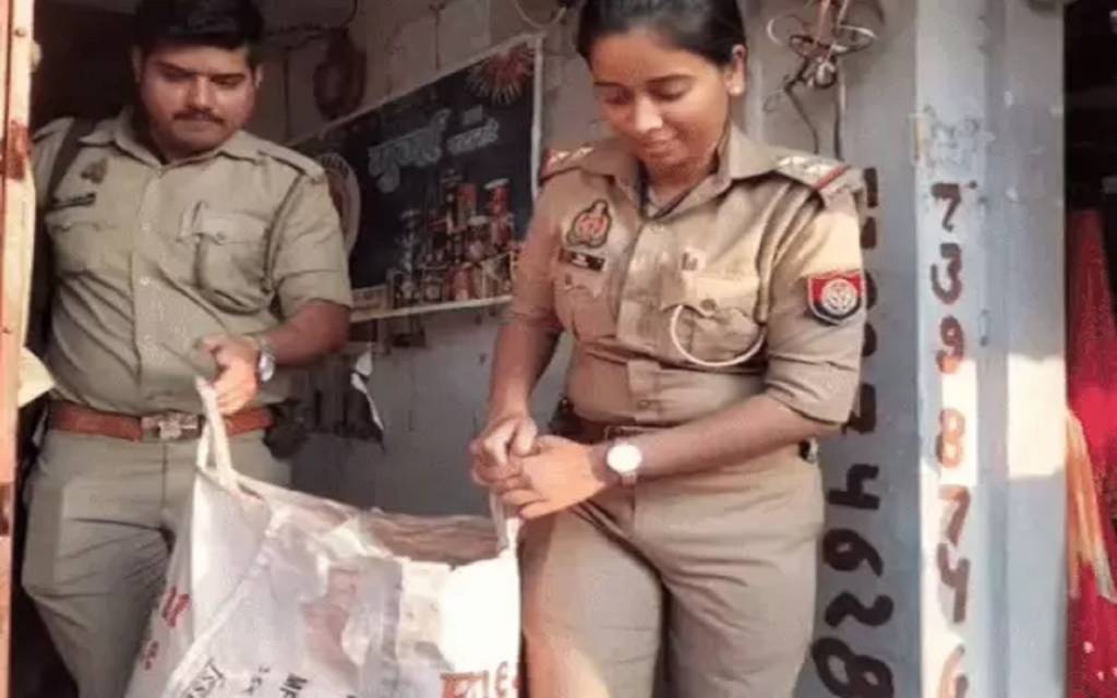 वाराणसी में कपड़े की दुकान से 8 बोरा पटाखा जब्त, भेलूपुर एसीपी ने की कार्रवाई