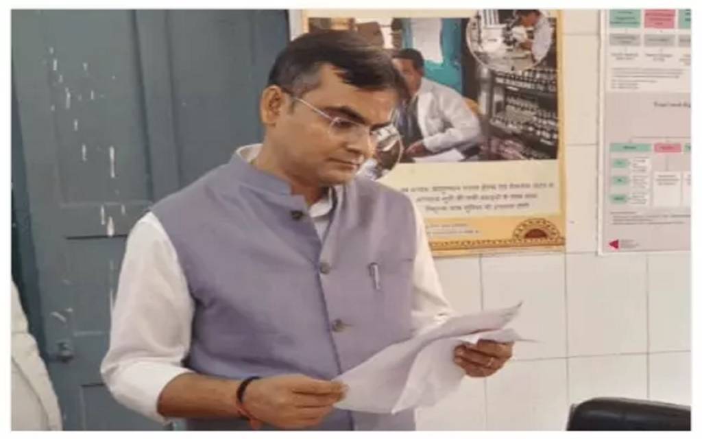 वाराणसी: पीएचसी पिंडरा में डॉक्टर और फार्मासिस्ट सस्पेंड, अस्पताल से बाहर की लिखी जा रही थी दवा, डीएम ने जताई नाराजगी