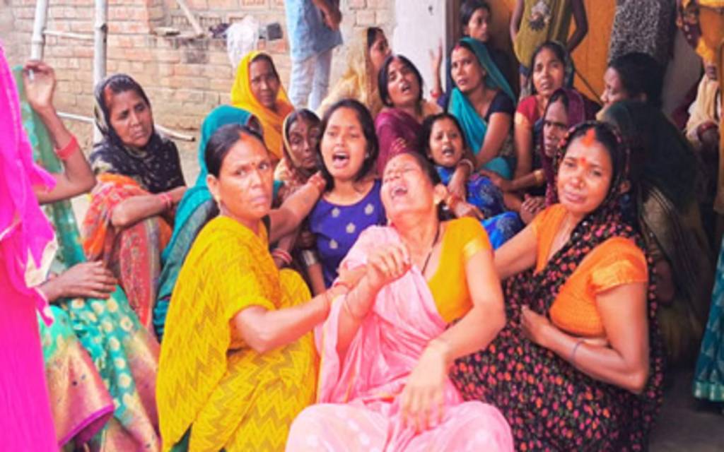 अंधेरा बना काल : ट्रक की चपेट में आने से तीन की मौत, एक ही परिवार के उड़ गए तीन चिराग