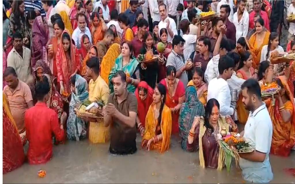 वाराणसी में संपन्न हुआ महापर्व छठ : घाटों पर उमड़ा जनसैलाब, उदीयमान सूर्य को अर्घ्य देकर व्रतियों ने किया व्रत पारण