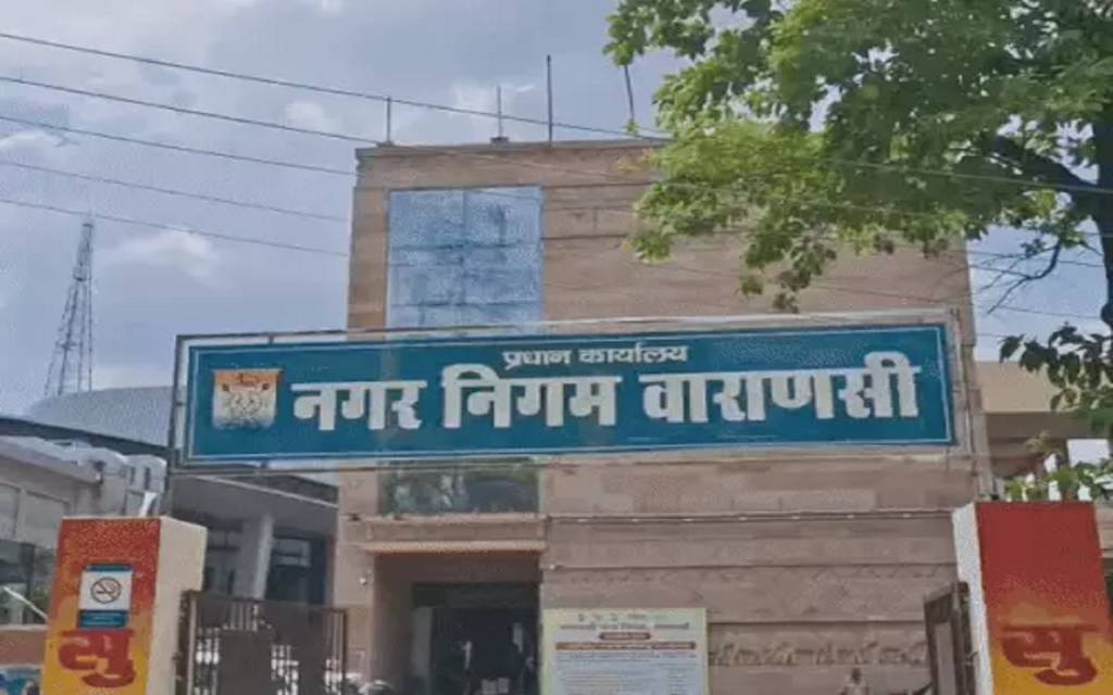 वाराणसी में सख्त हुई स्वच्छता व्यवस्था: अब सड़क पर थूका या गंगा में पूजा सामग्री डाली तो देना होगा जुर्माना