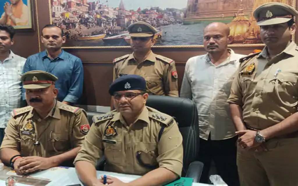 वाराणसी में एटीएम बदलकर टप्पेबाजी करने वाला गिरफ्तार, 34 बैंकों के कार्ड बरामद