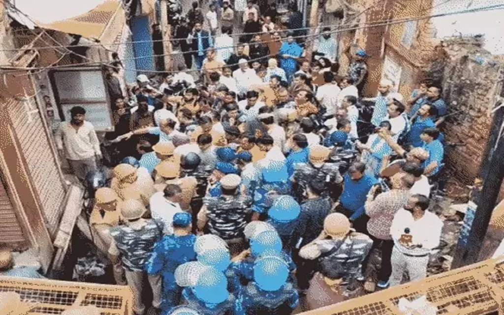 दालमंडी चौड़ीकरण पर बवाल: ध्वस्तीकरण शुरू होते ही दुकानदारों का विरोध, सुरक्षा व्यवस्था कड़ी