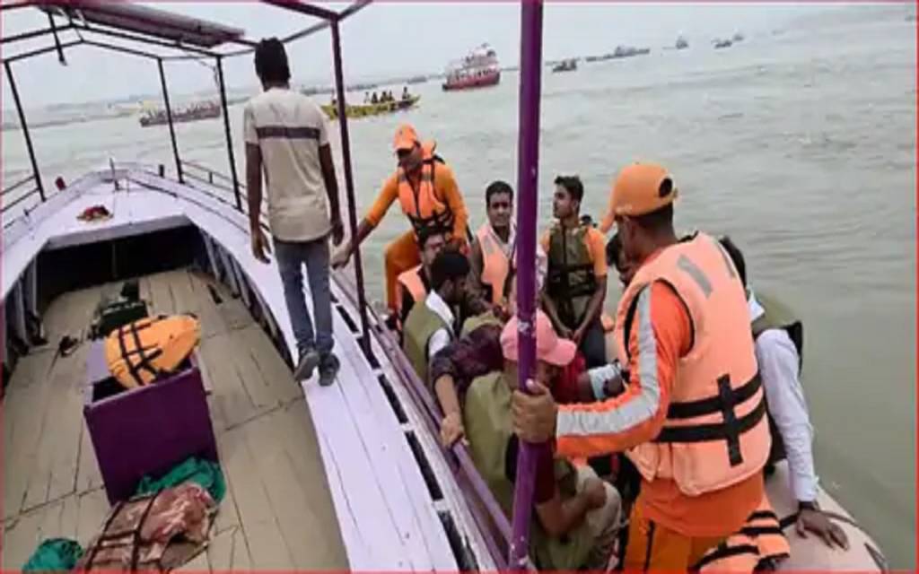 ललिता घाट के सामने गंगा में पर्यटकों की नाव तेज धारा में फंसी, NDRF ने 20 लोगों को बचाया