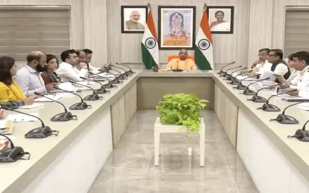 देव दीपावली पर काशी होगी रोशन: तैयारियों की समीक्षा, योगी ने दिए सख्त निर्देश, बोले- घाटों की ड्रोन से करें निगरानी 