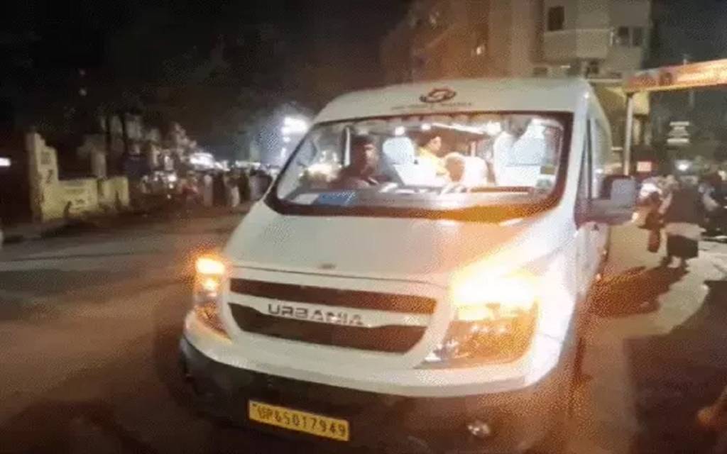 वाराणसी में NRI पर्यटकों से मारपीट, नमो घाट पर पार्किंग कर्मियों का हमला; पुलिस पर लीपापोती का आरोप