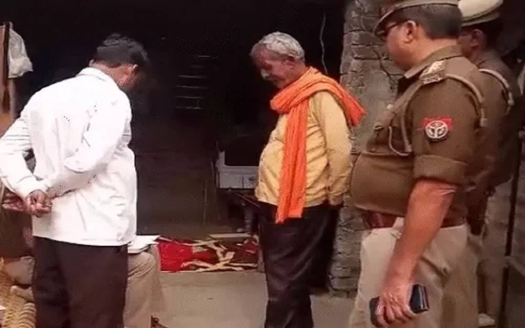   प्रेमिका से बात करते देखा तो पिता का फूटा गुस्सा: शाहजहांपुर में किशोरी की पीट-पीटकर हत्या, आरोपी फरार