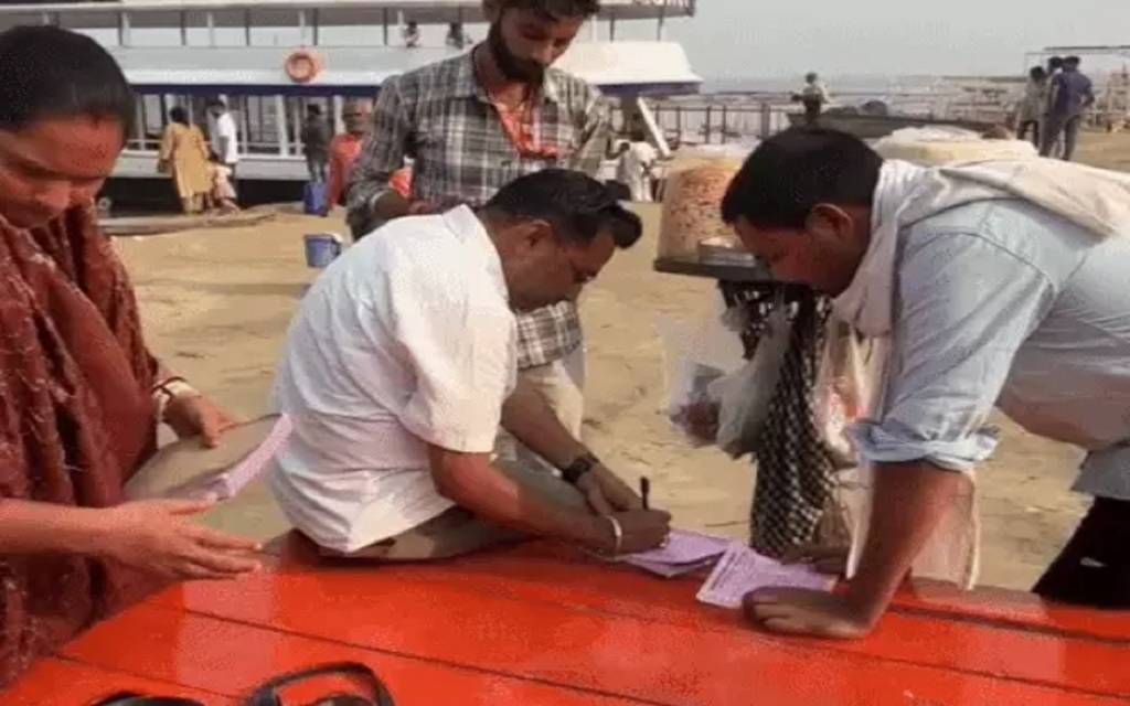 अस्सी घाट पर चला स्वच्छता अभियान: गंदगी फैलाने वालों पर त्वरित कार्रवाई, मौके पर वसूला जुर्माना