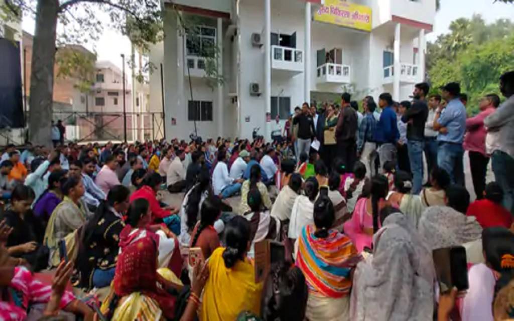 वाराणसी: कार्यालय की अनियमित ड्यूटी से संविदा कर्मचारी की हुई मौत, कर्मचारियों ने जताया रोष