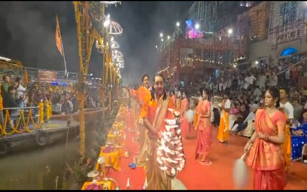 मौसम के चलते बदल गई काशी की शाम, गंगा आरती और मंदिरों की पूजा अब नए समय पर