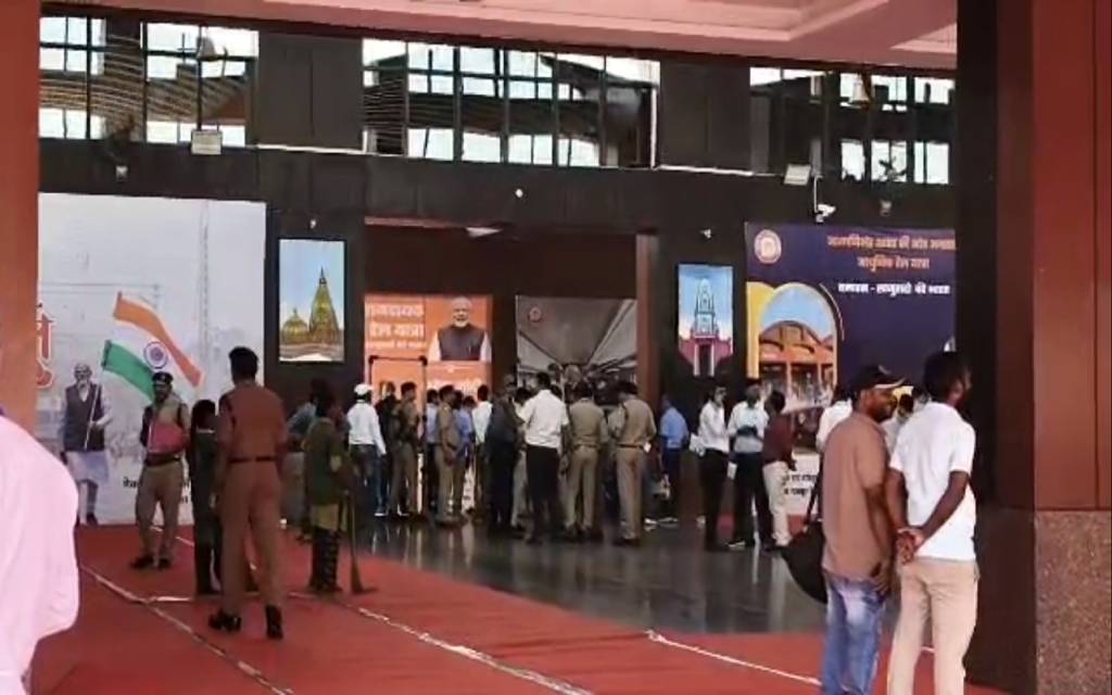 पीएम मोदी काशी पहुंचे, सीएम योगी ने किया स्वागत; भाजपा कार्यकर्ताओं के साथ करेंगे बैठक 