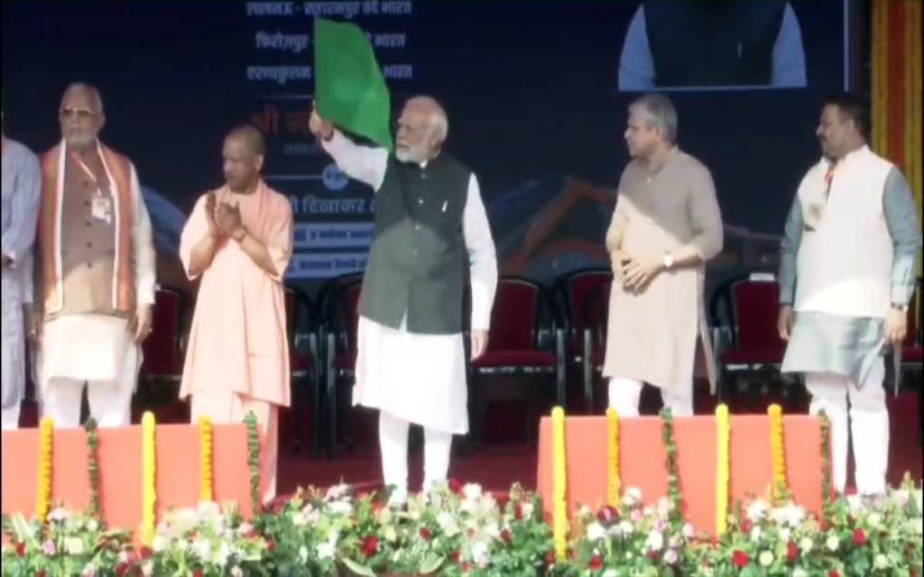 बनारस से खजुराहो रवाना हुई वंदेभारत एक्सप्रेस, पीएम मोदी ने दी हरी झंडी, ‘हर-हर महादेव’ के जयघोष से गूंजा स्टेशन