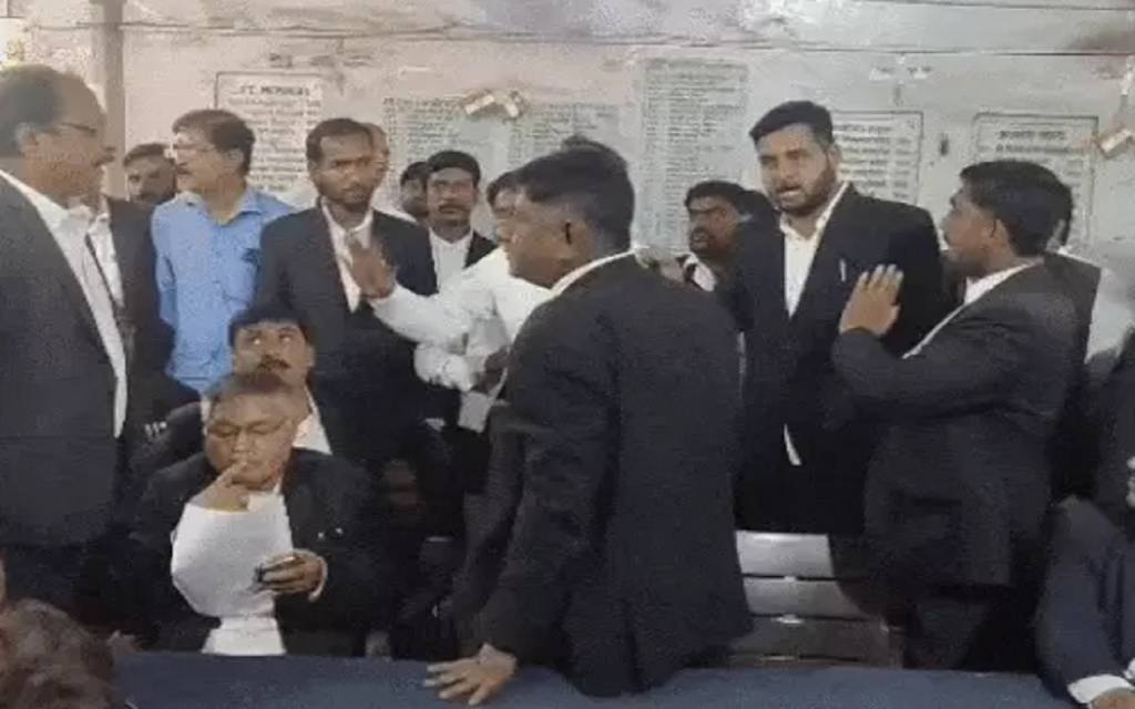 IIT-BHU छात्रा केस में फास्ट ट्रैक कोर्ट में ADGC पर हमला, डिफेंस वकील समेत 11 आरोपी, बार ने उठाया कड़ा कदम