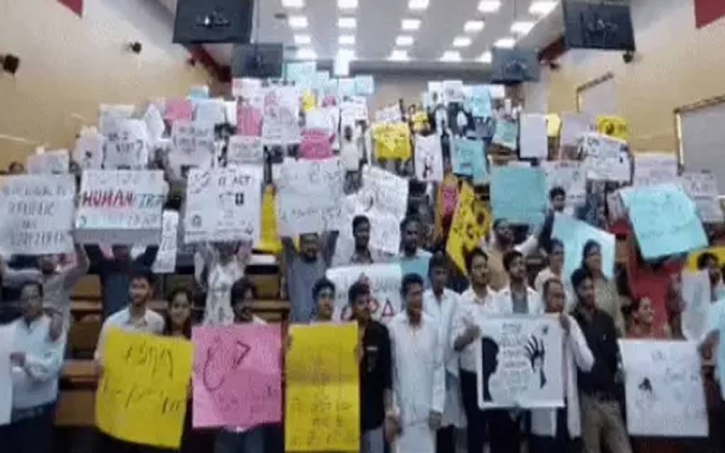 बीएचयू के रेजिडेंट डॉक्टरों ने कुलपति को लिखा 8 मांगों का पत्र, बोले - सुरक्षा दीजिए वरना बंद करेंगे काम