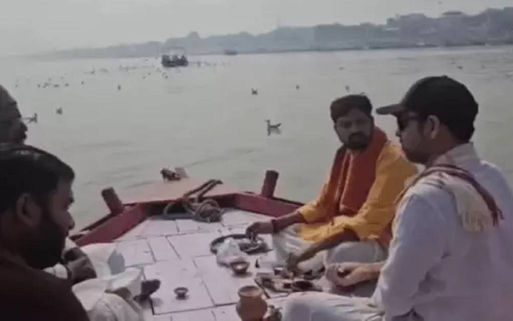 मां की याद में भावुक पंकज त्रिपाठी, काशी में अस्थि विसर्जन और पूजा