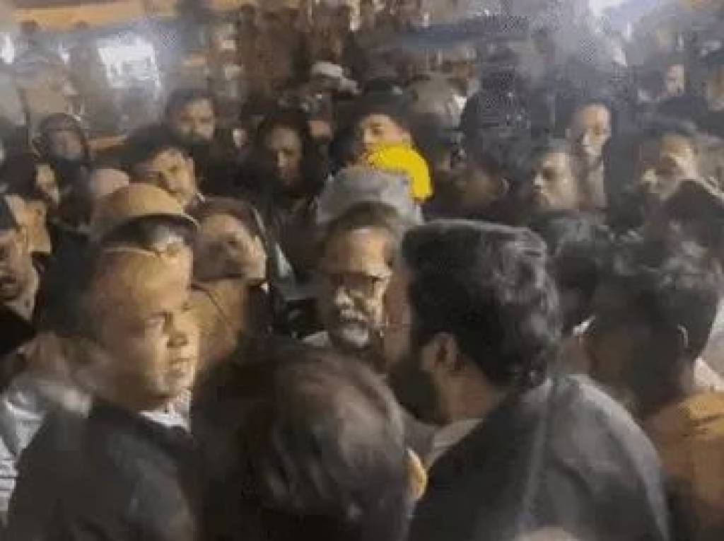 वाराणसी दालमंडी में फिर चली बुलडोज़र कार्रवाई, व्यापारियों का विरोध, एक युवक हिरासत में