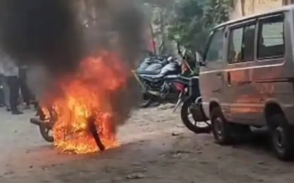 वाराणसी की सब्जी मंडी में बाइक में आग, अफरा-तफरी मच गई