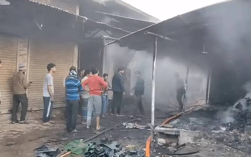 कानपुर के बाकरगंज बाजार में भीषण आग, 70 दुकानें जलकर खाक, 4 करोड़ का नुकसान