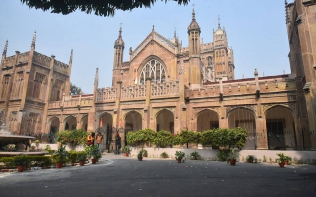 संपूर्णानंद विश्वविद्यालय में बढ़ा विवाद: प्रोफेसर पर हमले के आरोपों से मचा हड़कंप, थाने और हाईकोर्ट में लगाई गुहार