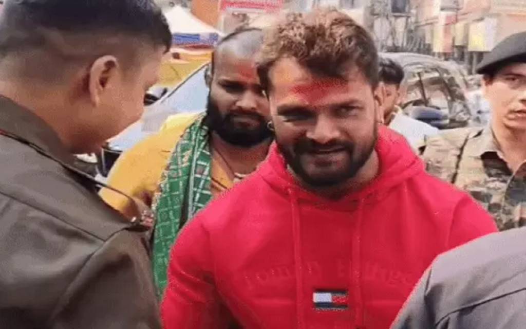 वाराणसी में खेसारी लाल यादव ने किया बाबा विश्वनाथ का दर्शन, बिहार चुनाव से पहले देखी सियासी हलचल