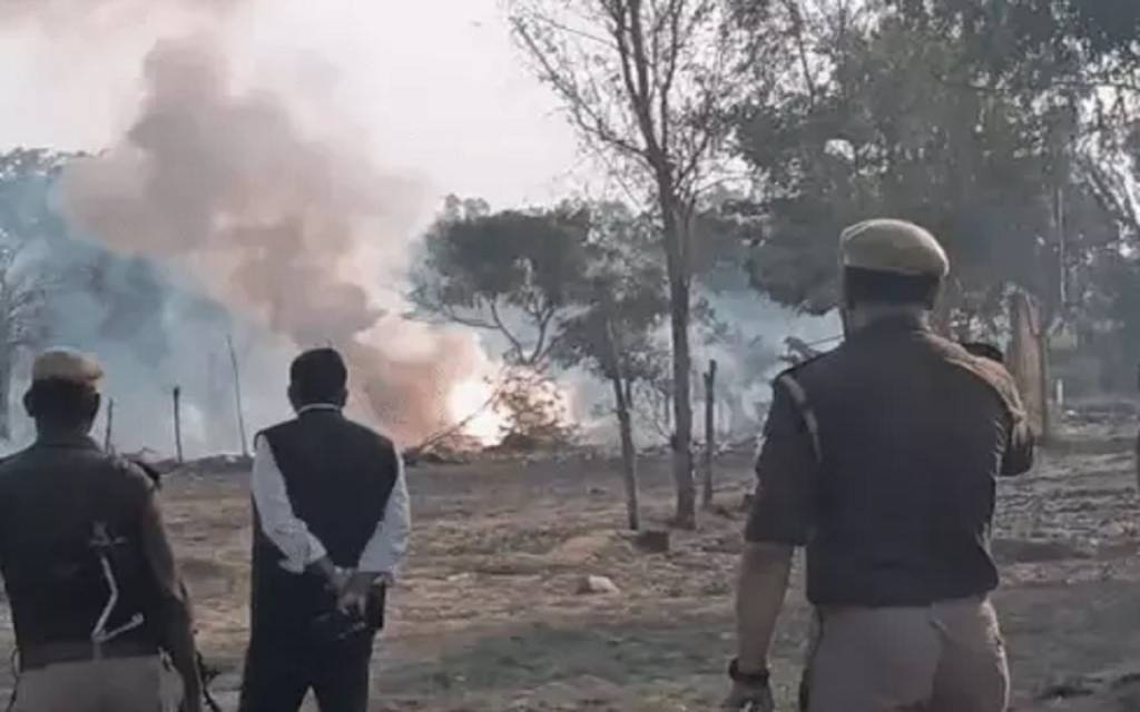 बाराबंकी में पटाखा फैक्ट्री में भीषण विस्फोट, दो की मौत, कई घायल