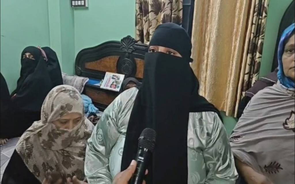 वाराणसी: दालमंडी चौड़ीकरण पर मुस्लिम महिलाओं का विरोध, बुलडोजर के सामने धरने का ऐलान 