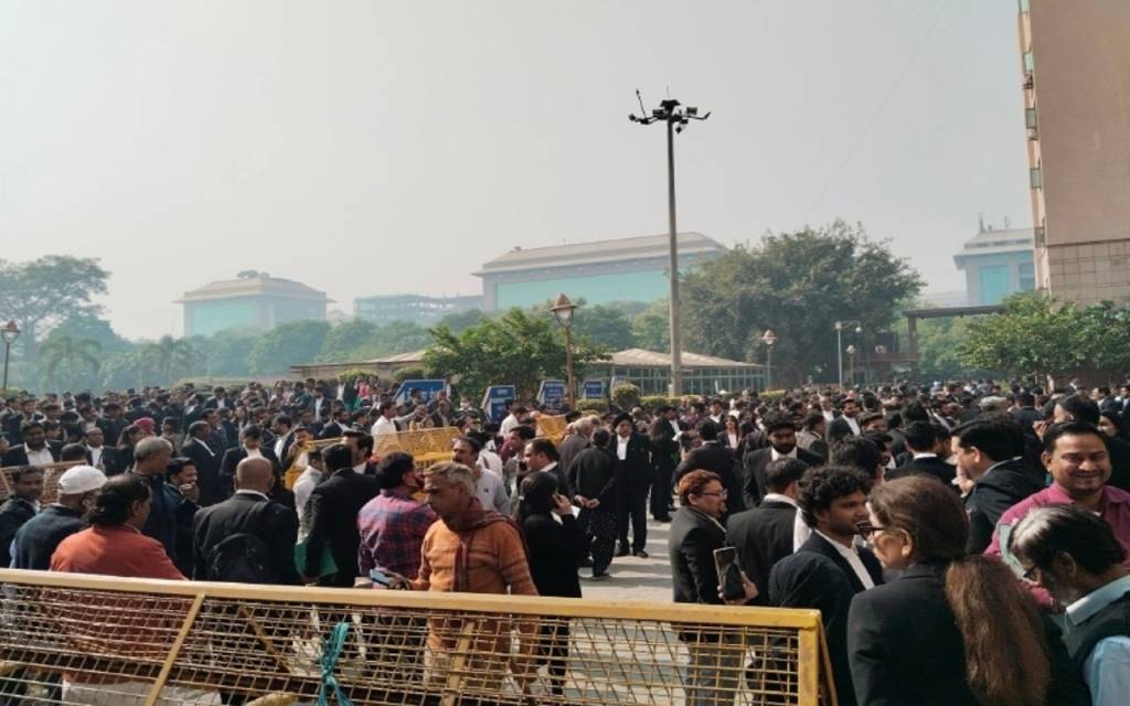 बम धमकी से सहमी दिल्ली: अदालतें खाली, CRPF स्कूलों में हाहाकार