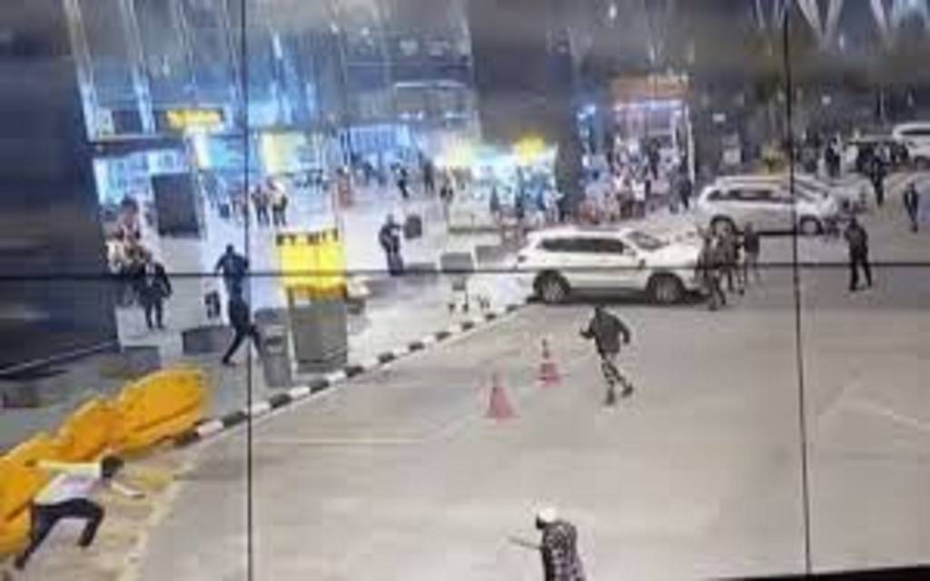 बेंगलुरु एयरपोर्ट पर सनसनी : युवक ने टैक्सी ड्राइवर पर चाकू से हमला करने की कोशिश, CISF ने दबोचा