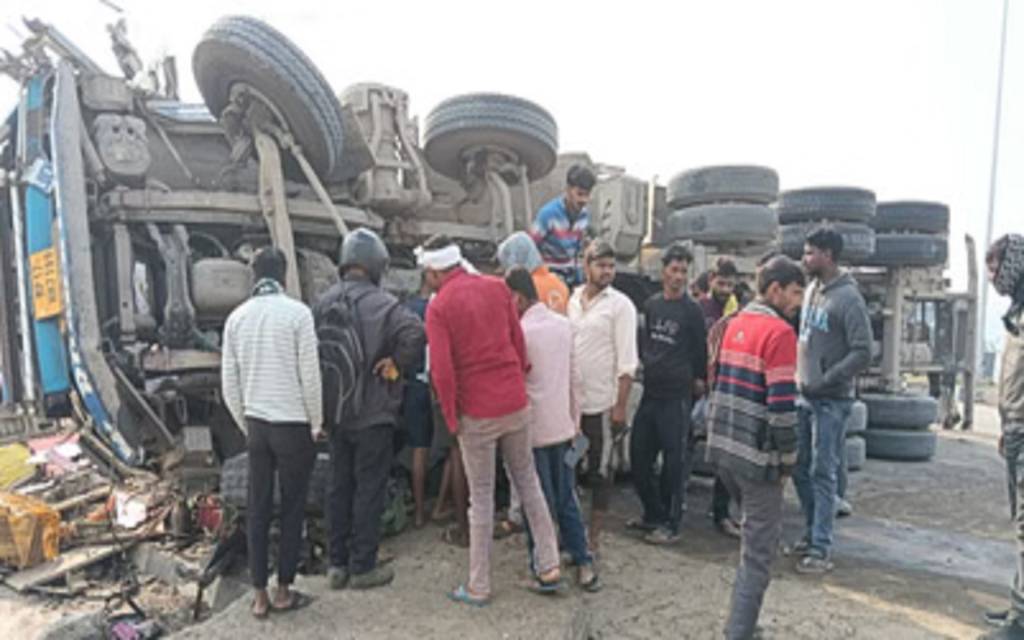 वाराणसी में भीषण हादसा:  रिंगरोड चौराहे पर पलटा लिक्विड सीमेंट लदा टैंकर, दो चालकों की दर्दनाक मौत