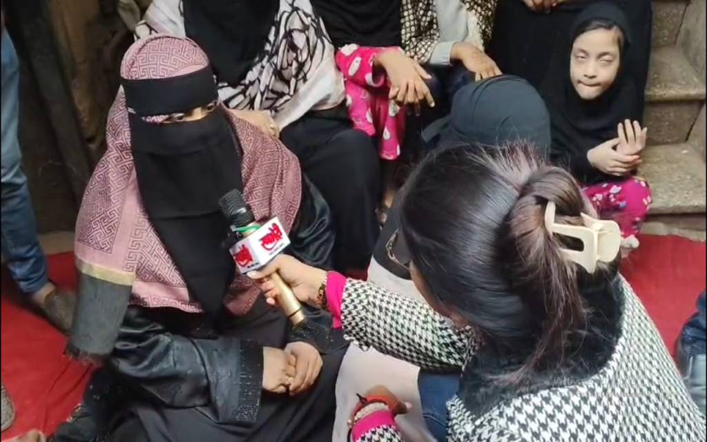 दालमंडी चौड़ीकरण पर बढ़ा विवाद: ध्वस्तीकरण के विरोध में महिलाएँ सड़क पर, बाज़ार बंद