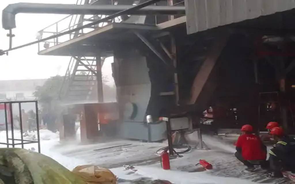 गोरखपुर के गीडा सेक्टर-15 में लगी भीषण आग, 600 फैक्ट्रियाँ बंद, ऑयल प्लांट के कारण परिस्थितियाँ खतरनाक