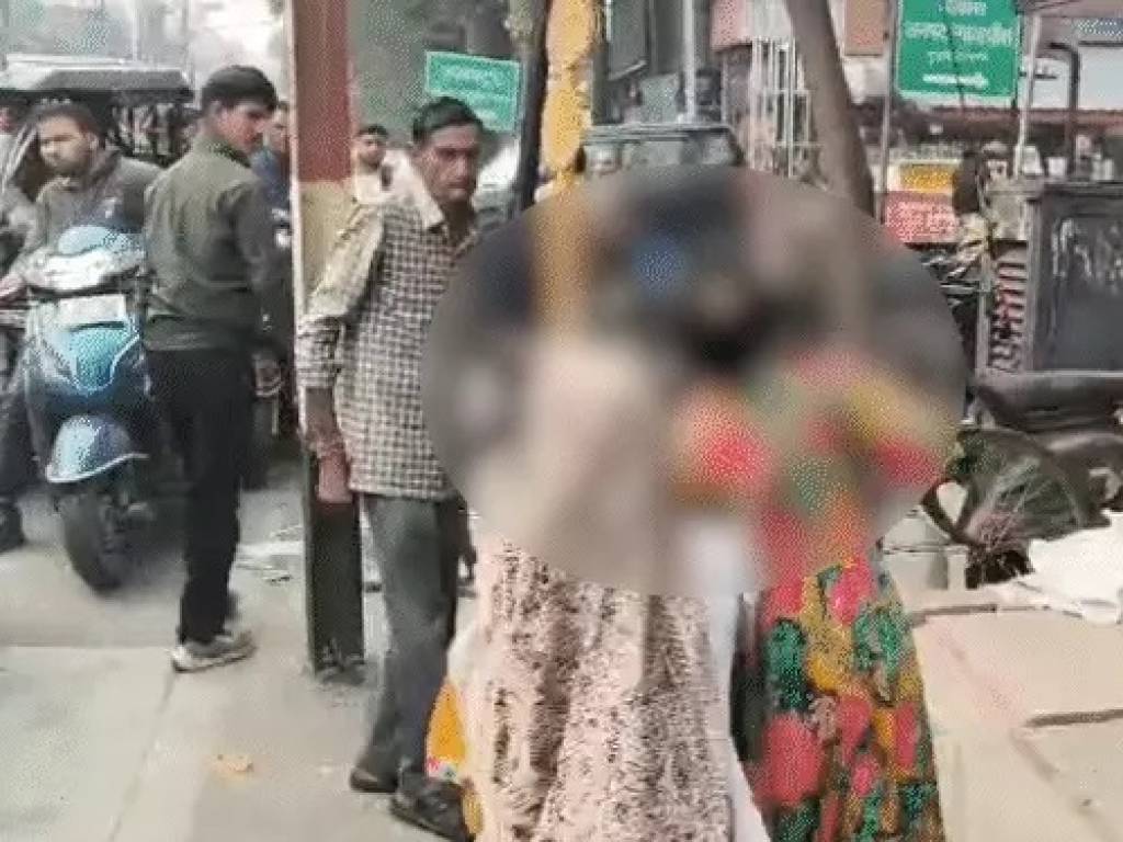 आरोपी से शादी की जिद… मां ने सड़क पर बेटी पर बरसाए थप्पड़–घूंसे,वीडियो वायरल