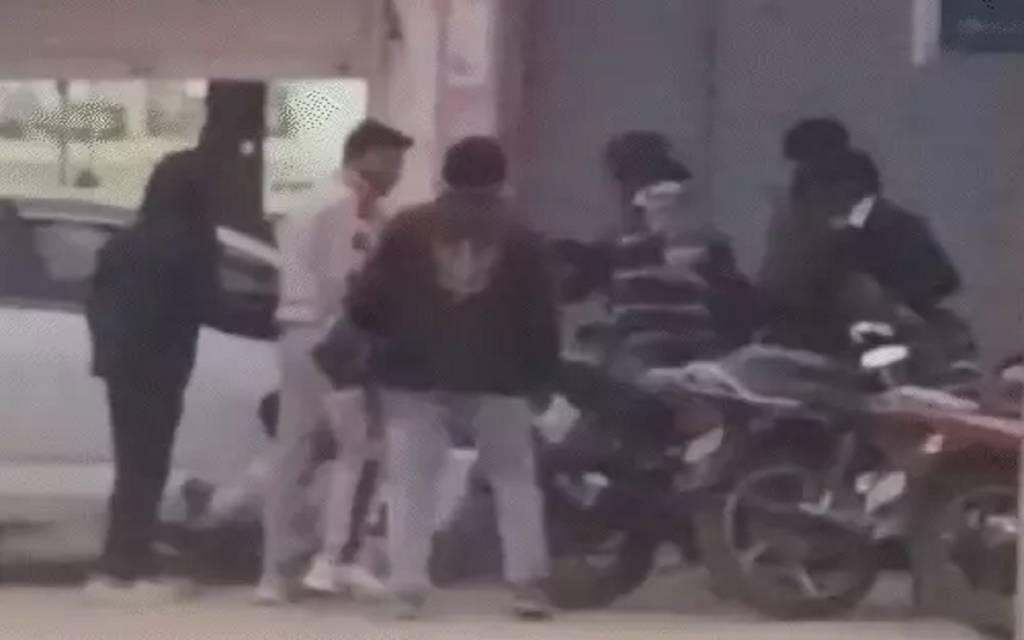 बैंक के बाहर मैनेजर की पिटाई, पत्नी ने लगाया अफेयर का आरोप - दोनों पक्ष पहुंचे थाने