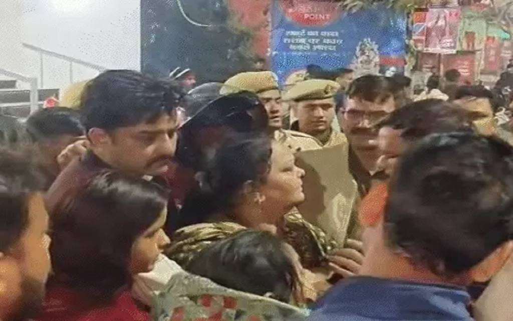 भाई को पीटा तो भड़का बरेली- बेटे को छोड़ जिम ट्रेनर संग रहने पहुंची महिला पर हंगामा, हाईवे जाम
