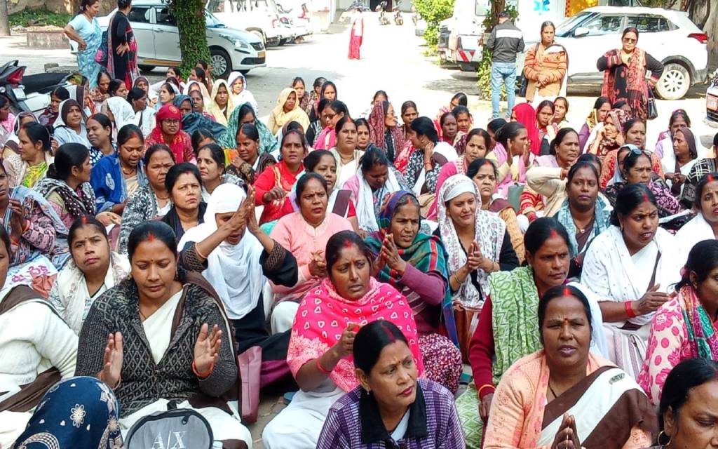 आशा कर्मियों का वाराणसी में जोरदार धरना,  30 हजार वेतन और सरकारी दर्जा की मांग