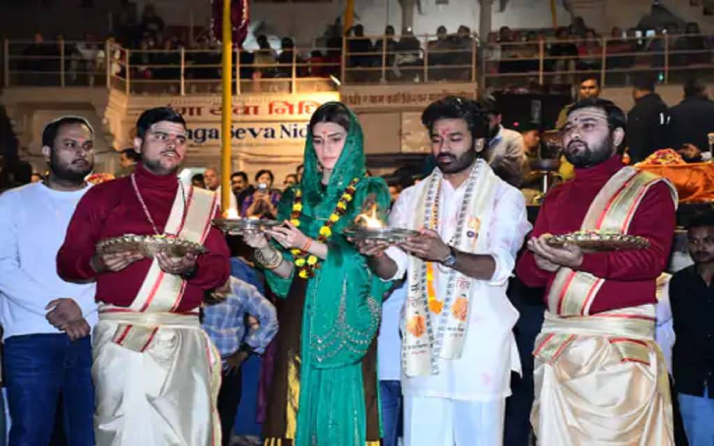 गंगा आरती में शामिल हुए धनुष और कृति सेनन, 28 नवंबर से बड़े पर्दे पर मचाने को तैयार ‘तेरे इश्क में’ का धमाका