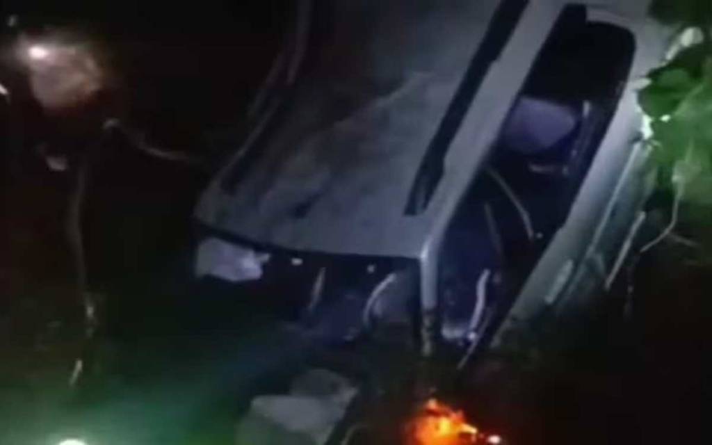   शादी में जा रही सफारी 20 फीट गहरी खाई में गिरी, 3 की मौत, शीशा तोड़कर निकाले गए घायल, वाराणसी से जा रहे थे जौनपुर 