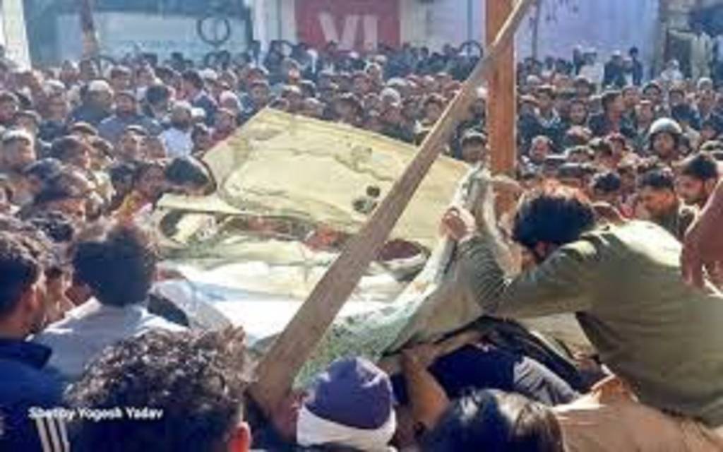 सहारनपुर में दर्दनाक हादसा: ओवरलोड डंपर कार पर पलटा, एक ही परिवार के 7 लोगों की मौत 