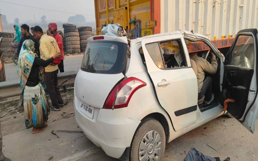 हाईवे पर खड़े ट्रक में घुसी कार, उड़े परखच्चे, कोहरे के कहर से चार की मौत