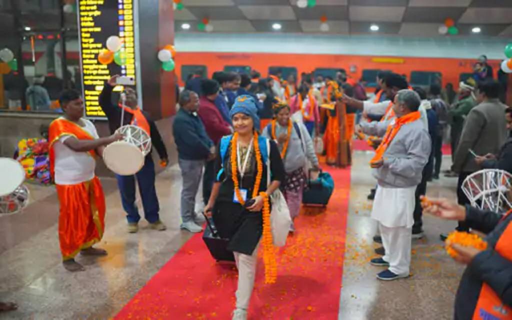 काशी तमिल संगमम-4.0 : विशेष ट्रेन से वाराणसी पहुंचा अध्यापकों का दल, डमरू वादन और ‘हर-हर महादेव’ के जयघोष से हुआ भव्य स्वागत