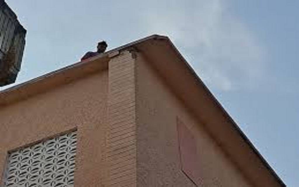 छत पर चढ़ा युवक, नीचे खड़ी थी भीड़… 40 मिनट तक गूंजता रहा बस एक ही नारा- “घूस नहीं दूंगा”