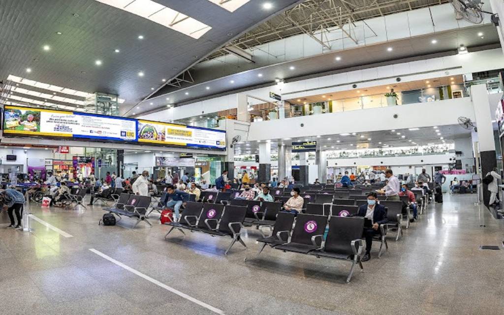 इंडिगो की उड़ानें रद्द, यात्री परेशान, रिफंड में भारी कटौती से बढ़ी नाराजगी