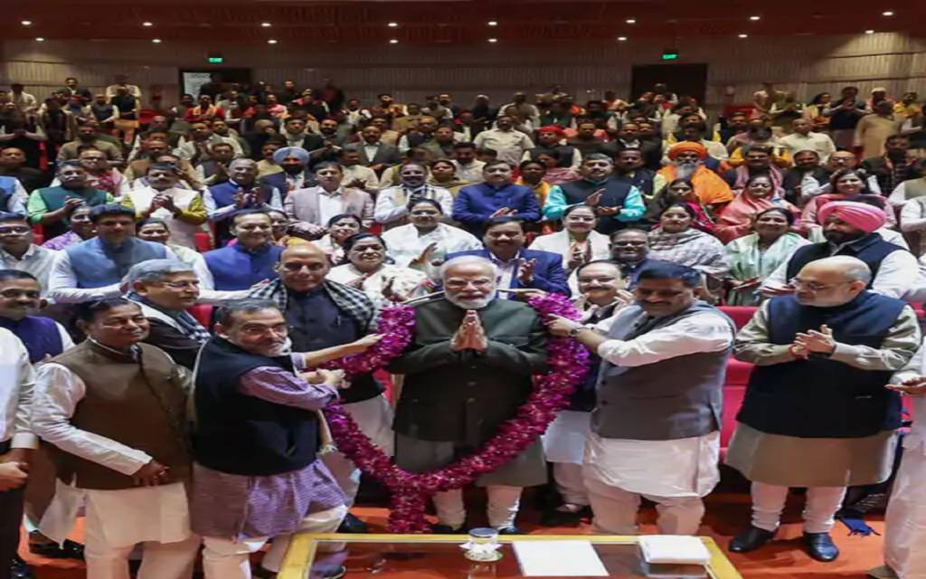 संसद की लाइब्रेरी में NDA की बैठक: पीएम मोदी बोले- फालतू पेपरवर्क खत्म होगा, नागरिकों को दरवाज़े पर मिलेगी सेवा