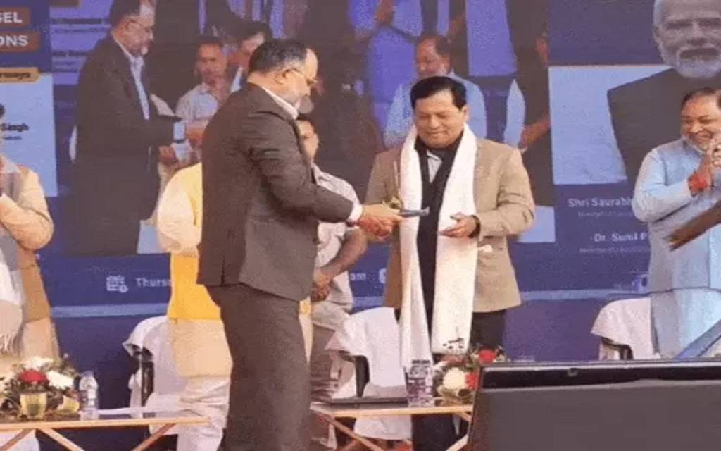 काशी से देश का पहला हाइड्रोजन जलयान रवाना, केंद्रीय मंत्री ने दिखाई हरी झंडी