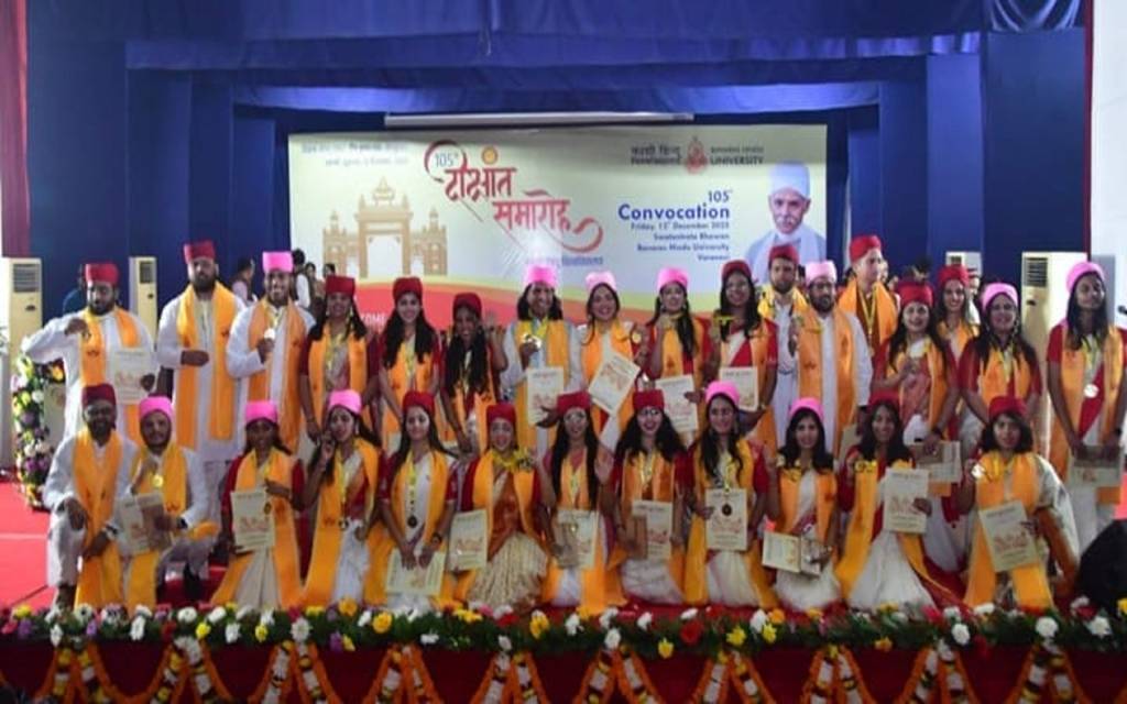 बीएचयू  : मेडल पाकर खिल उठे मेधावियों के चेहरे