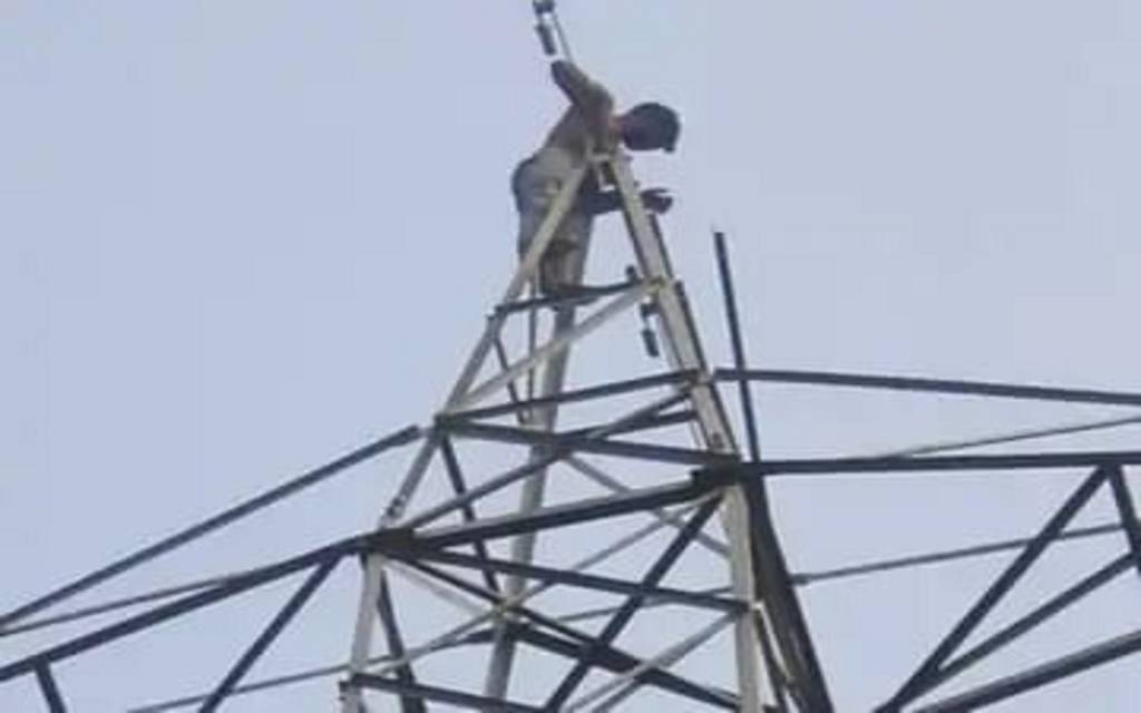 वाराणसी में हाई-वोल्टेज ड्रामा: प्रेमिका की बेवफाई से आहत युवक हाईटेंशन पोल पर चढ़ा