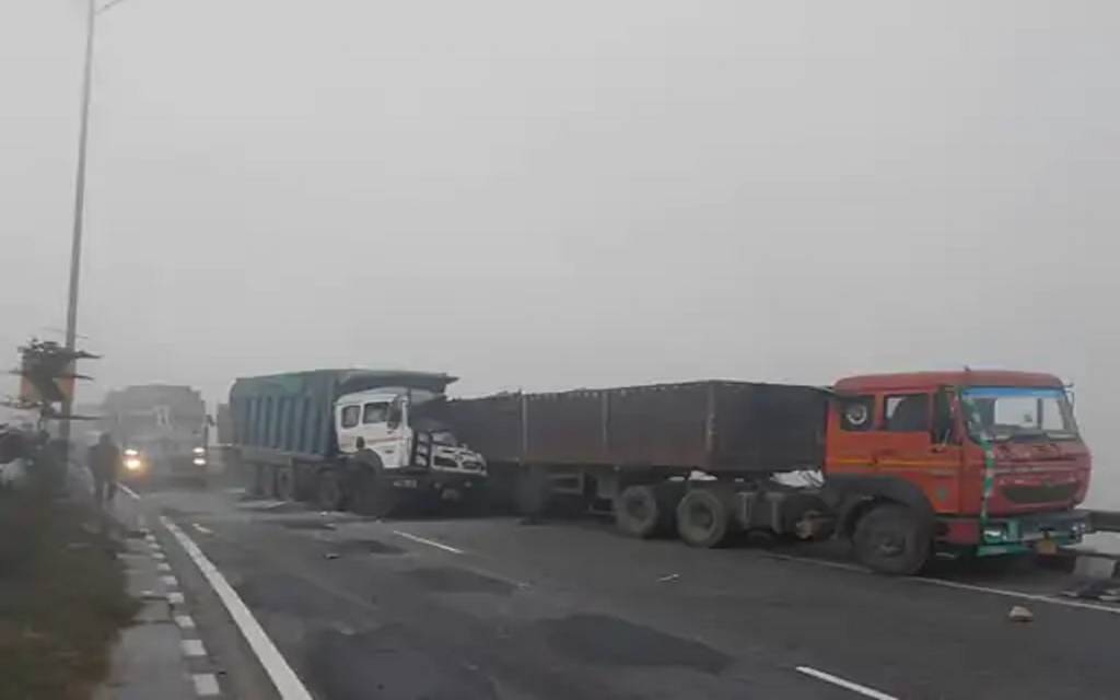 घने कोहरे में वाराणसी रिंग रोड पर तीन भारी वाहन भिड़े, टला बड़ा हादसा 