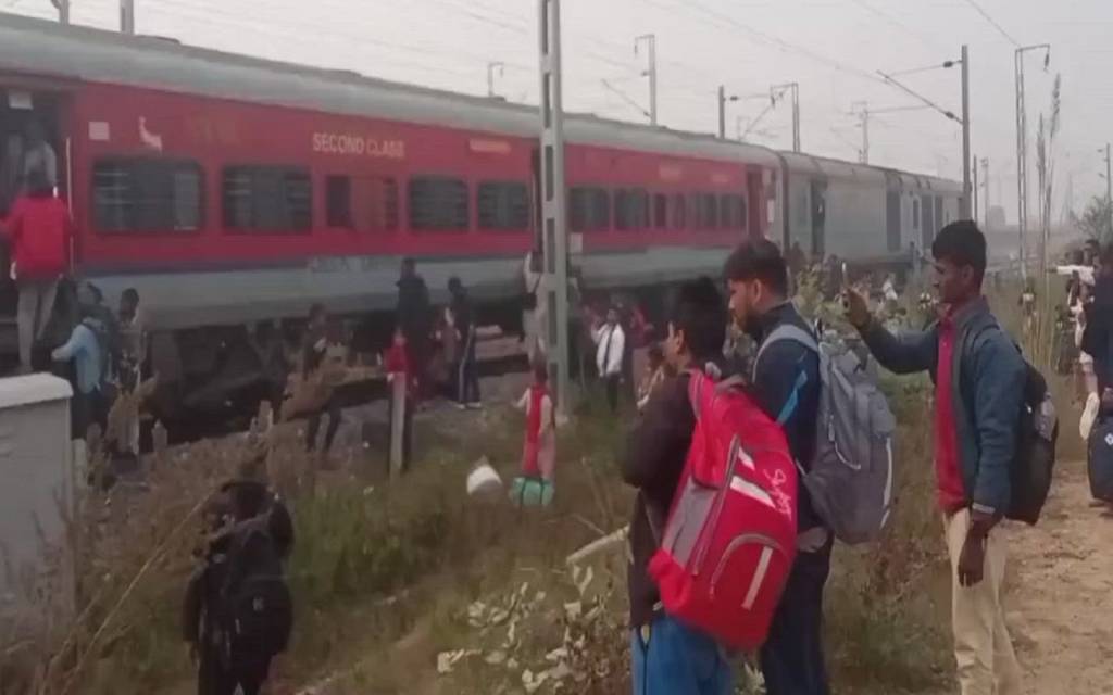 मगध एक्सप्रेस के जनरल कोच में धमाका, धुएं से मची भगदड़