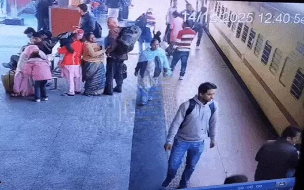 वाराणसी कैंट रेलवे स्टेशन पर बड़ा हादसा टला, RPF जवानों ने 3 सेकेंड में बचाई यात्री की जान